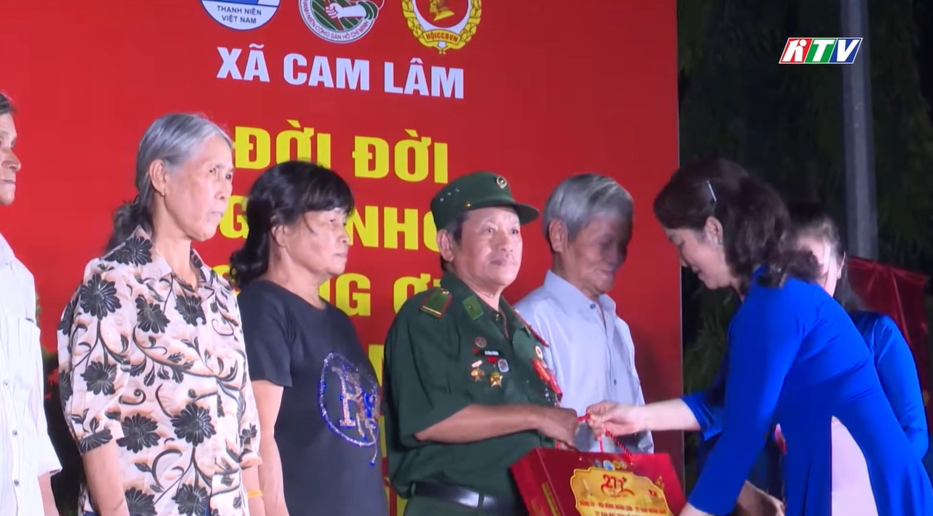 Thắp nến tri ân các Anh hùng liệt sĩ tại Nghĩa trang liệt sĩ Ninh Thuận - Hình 2